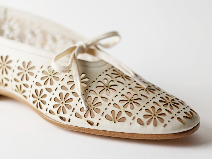 STYLE. A0094 CUT PUMPS